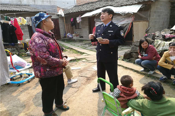 到社區居民家中了解緬籍人員暫住情況.jpg