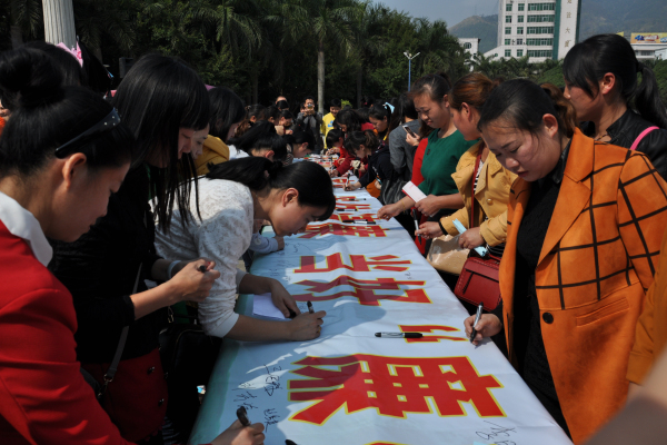 10廉政文化進家庭：各地紛紛開展家庭助廉聯名承諾活動，教育干部家屬子女當好廉內助，共同構建家庭拒腐防線，營造以德治家、以廉養家的家庭廉政文化氛圍，.jpg