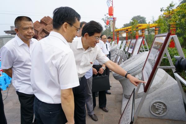 現場舉辦“喜迎黨的十九大黨風廉政建設書法繪畫攝影作品展” .jpg