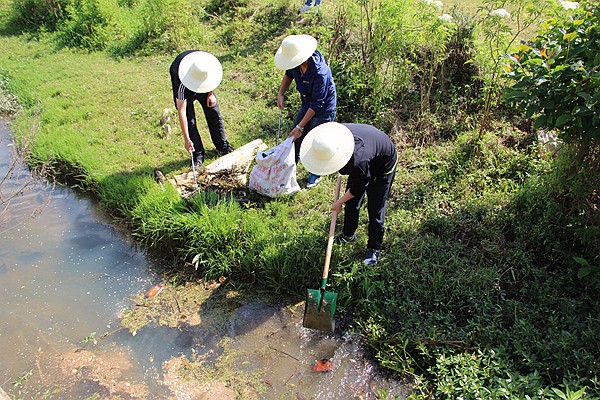 清理河道周邊、河岸旁的生活垃圾、建筑垃圾等_副本.jpg