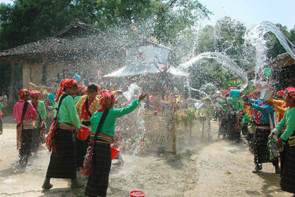 4.德昂族群眾在慶祝自己的節日“澆花節”_副本.jpg