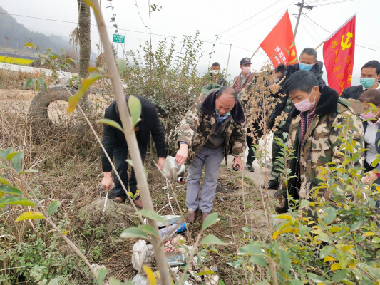 4邵維明帶領(lǐng)村民開展人居環(huán)境整治工作（左二）.jpg